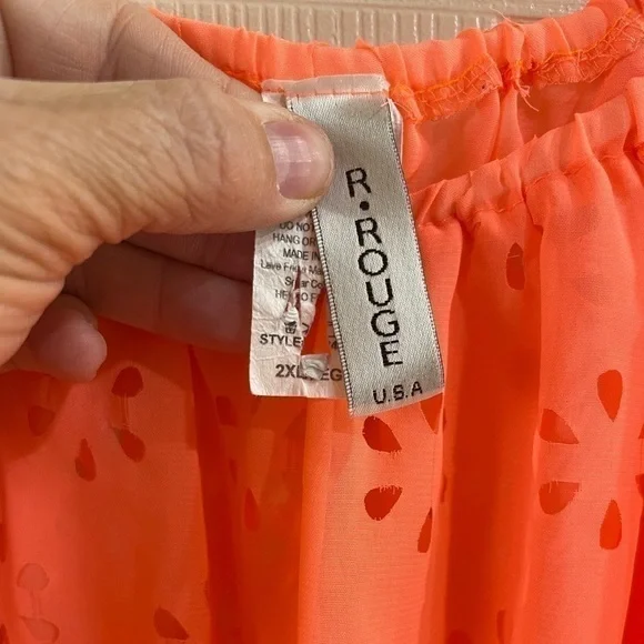 Super cute and beautiful coral color top! Can dress it up or down. Rouge 2xl - Picture 3 of 4